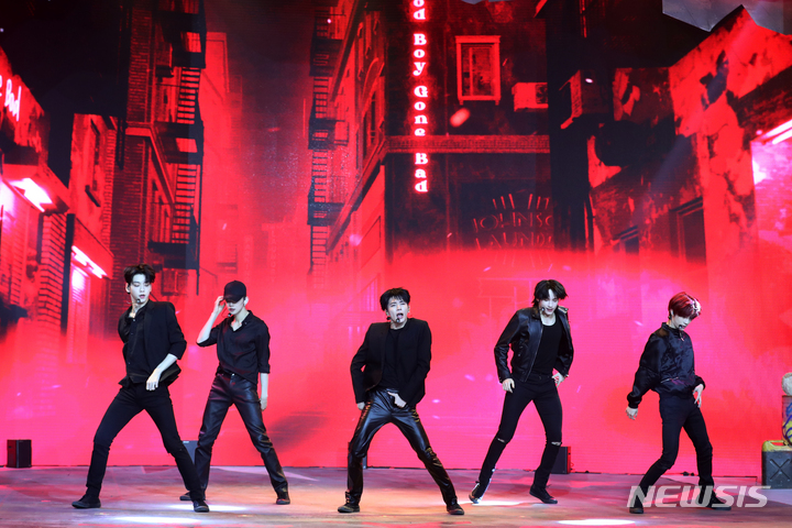 [서울=뉴시스] 박진희 기자 = 투모로우바이투게더(TOMORROW X TOGETHER)가 9일 서울 광진구 예스24 라이브홀에서 미니 4집 ‘minisode 2: Thursday’s Child’ 발매 기념 미디어 쇼케이스를 하고 있다. 2022.05.09. pak7130@newsis.com