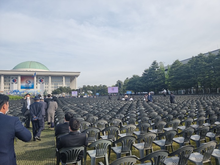 제20대 윤석열 대통령 취임식을 앞두고 10일 서울 여의도 국회 앞에 참석자들이 모이고 있다. 사진 독자 제공 *재판매 및 DB 금지