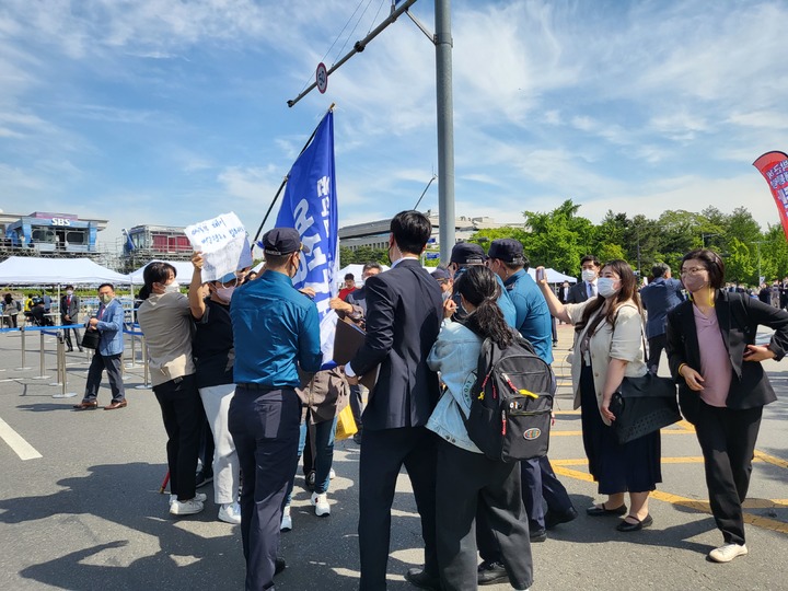 [서울=뉴시스]10일 오전 '여가부폐지철회공동행동' 관계자 10명 가량이 국회 앞에서 '여가부 폐지 공약 철회' 촉구 기자회견을 준비하다 경찰에 저지당했다. 2022. 5. 10.  *재판매 및 DB 금지