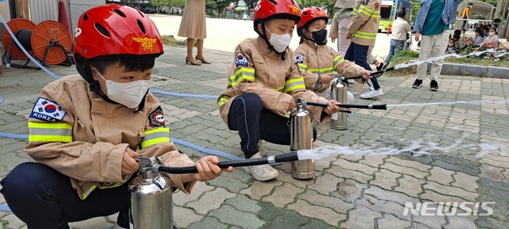 [대구=뉴시스]김정화 기자 = 대구 달서소방서는 5월 가정의 달을 맞아 '어린이 119안전대축제' 행사를 개최했다. (사진 = 대구 달서소방서 제공) 2022.05.10. photo@newsis.com