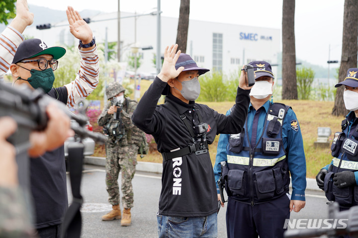 [대구=뉴시스]김정화 기자 = 대구 달성경찰서는 국립대구과학관에서 드론 테러대응을 위해 관계기관 합동 훈련을 실시했다. (사진 = 대구 달성경찰서 제공) 2022.05.10. photo@newsis.com