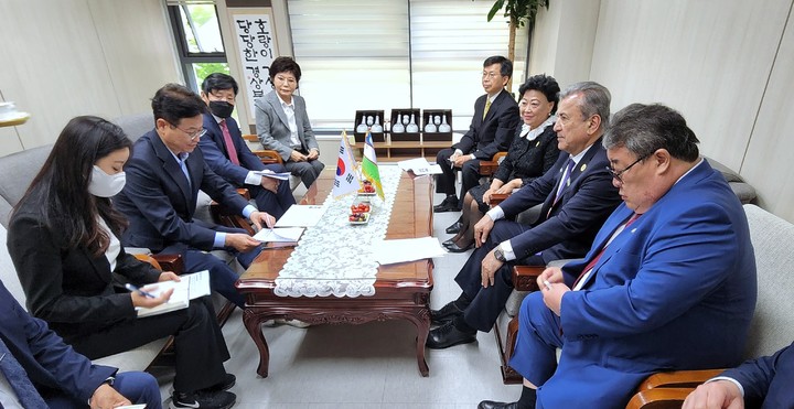 [안동=뉴시스] 10일 오후 여의도 경북서울본부에서 대통령 취임식 참석차 방한한 우즈베키스탄 대통령 특사단과 경북도 관계자들이 협력방안을 논의하고 있다. (사진=경북도 제공) 2022.05.10 *재판매 및 DB 금지