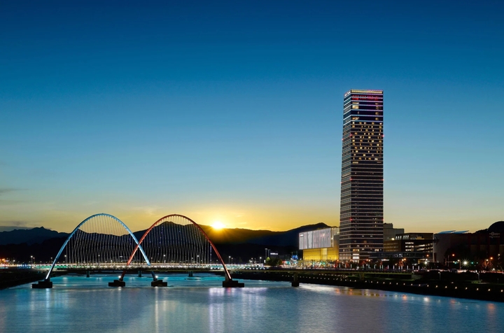 [대전=뉴시스] 대전 신세계 센트럴시티 호텔오노마와 엑스포다리. (사진= 대전관광공사 제공) *재판매 및 DB 금지