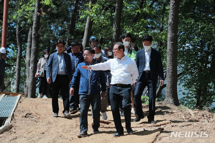 조광한 남양주시장이 화도근린공원의 현장을 점검하고 있다. (사진= 남양주시 제공)