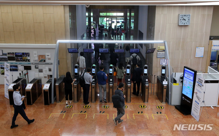 [서울=뉴시스] 서울 종로구 정부서울청사로 공무원들이 출근을 하고 있다. 2022.05.10. dahora83@newsis.com