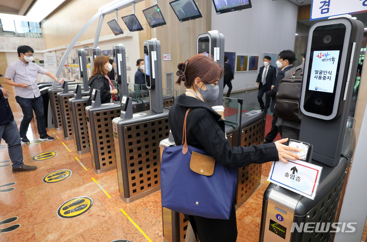 [서울=뉴시스] 배훈식 기자 = 2022년 5월 10일 오전 서울 종로구 정부서울청사로 공무원들이 새정부 첫 출근을 하고 있다. (사진은 기사와 직접 관련 없습니다) 2022.05.10. dahora83@newsis.com