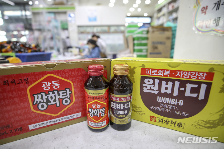 [서울=뉴시스] 정병혁 기자 = 원비디, 쌍화탕 등 마시는 형태의 일반의약품 가격이 오를 것으로 나타난 10일 오전 서울시내 한 약국에 원비디와 쌍화탕이 놓여 있다. 제약업계에 따르면 일양약품은 원료 가격 상승 등에 따라 자양강장제 '원비디'의 병당 가격을 약 12% 인상해 공급하기로 했다. 2022.05.10.. jhope@newsis.com