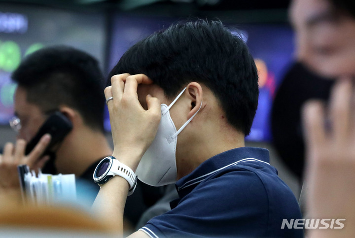 [서울=뉴시스] 추상철 기자 = 코스피 2600선이 무너지며 장이 시작된 10일 오전 서울 중구 하나은행 딜링룸에서 딜러가 업무를 보고 있다. 2022.05.10. scchoo@newsis.com