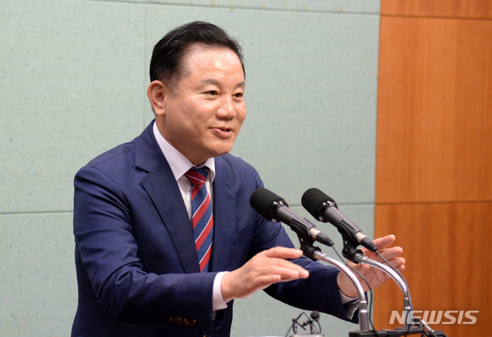 [전주=뉴시스] 김얼 기자 = 송지용 전 전북도의회 의장이 10일 전북 전주시 전북도의회 기자회견장에서 더불어민주당 탈당 및 무소속 완주군수 출마 기자회견을 열고 질의에 답변하고 있다. 2022.05.10. pmkeul@newsis.com