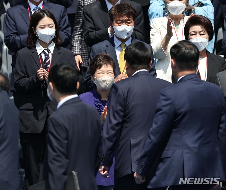 [서울=뉴시스] 고범준 기자 = 윤석열 대통령이 10일 국회에서 열린 제20대 대통령 취임식에 입장하며 박근혜 전 대통령과 인사하고 있다. (공동취재사진) 2022.05.10. photo@newsis.com