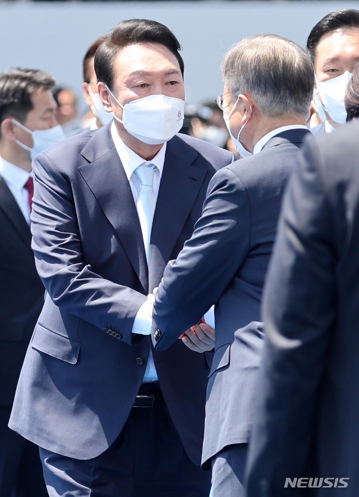 [서울=뉴시스] 홍효식 기자 = 윤석열 대통령이 10일 오전 서울 여의도 국회 앞마당에서 열린 제20대 대통령 취임식을 마친 뒤 문재인 전 대통령을 배웅하고 있다. 2022.05.10. yesphoto@newsis.com