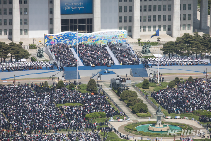 [서울=뉴시스] 고범준 기자 = 윤석열 대통령이 10일 국회에서 열린 제20대 대통령 취임식에서 돌출 무대로 나와 취임선서와 취임사를 하고 있다. (공동취재사진) 2022.05.10. photo@newsis.com