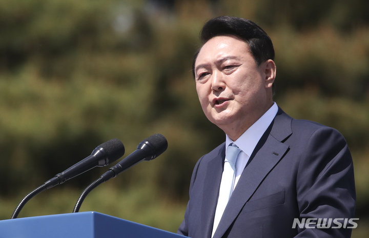 [서울=뉴시스] 전신 기자 = 윤석열 대통령이 10일 서울 여의도 국회 앞마당에서 열린 취임식에서 취임사를 하고 있다. 2022.05.10. photo1006@newsis.com