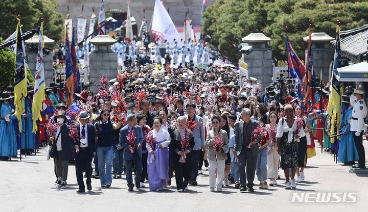 [서울=뉴시스] 인수위사진기자단 = 제20대 윤석열 대통령 취임일인 10일 서울 종로구 청와대 개방 행사가 열린 가운데, 국민대표 74인 등이 정문을 통해 입장하고 있다. 2022.05.10. photo@newsis.com