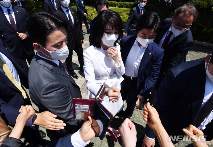 [서울=뉴시스] 전진환 기자 = 윤석열 대통령의 부인 김건희 여사가 10일 오전 서울 여의도 국회에서 열린 제20대 대통령 취임식을 마친 후 시민들과 인사를 하고 있다. (공동취재사진) 2022.05.10. photo@newsis.com