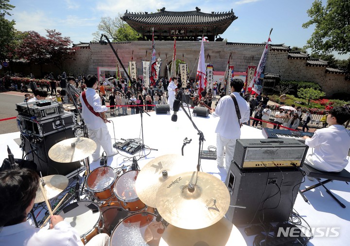 [서울=뉴시스] 인수위사진기자단 = 10일 오전 서울 종로구 청와대에서 열린 정문 개문 기념 행사에서 축하 공연이 열리고 있다. 2022.05.10. photo@newsis.com