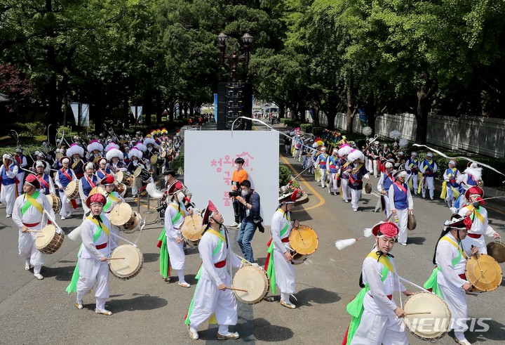 [서울=뉴시스] 인수위사진기자단 = 10일 오전 서울 종로구 청와대에서 열린 정문 개문 기념 행사에서 축하 공연이 열리고 있다. 2022.05.10. photo@newsis.com