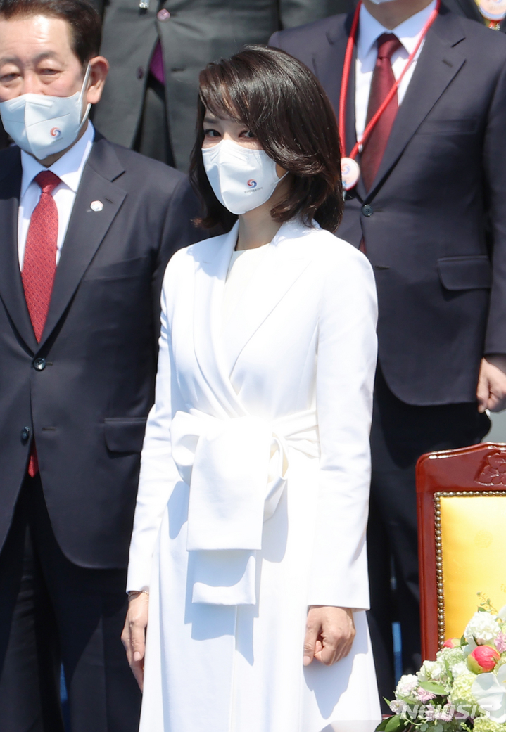 [서울=뉴시스] 고범준 기자 = 윤석열 대통령부인 김건희 여사가 10일 서울 여의도 국회에서 열린 제20대 대통령 취임식에 자리하고 있다. (공동취재사진) 2022.05.10. photo@newsis.com