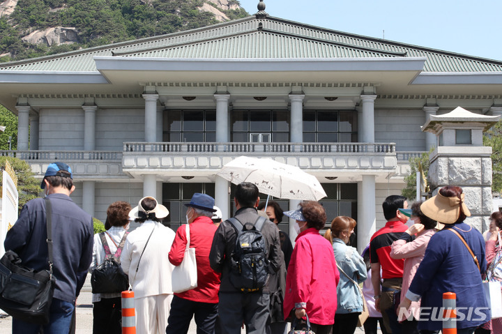 [서울=뉴시스] 인수위사진기자단 = 청와대 국민 개방 당일인 10일 오후 서울 종로구 청와대에서 시민들이 영빈관을 바라보고 있다. 2022.05.10. photo@newsis.com