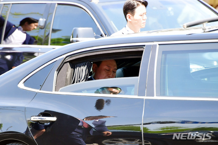 [서울=뉴시스] 전진환 기자 = 윤석열 대통령이 10일 국회에서 열린 제20대 대통령 취임식을 마치고 용산 대통령집무실로 향하는 차량에서 잠시 눈을 감고 있다. (공동취재사진) 2022.05.10. photo@newsis.com