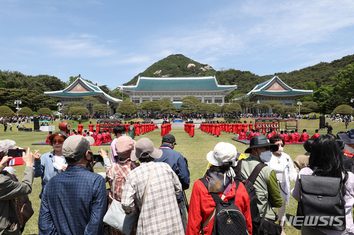 [서울=뉴시스] 인수위사진기자단 = 청와대 국민 개방 당일인 10일 오후 서울 종로구 청와대 대정원에서 열린 종묘제례를 시민들이 보고 있다. 2022.05.10. photo@newsis.com
