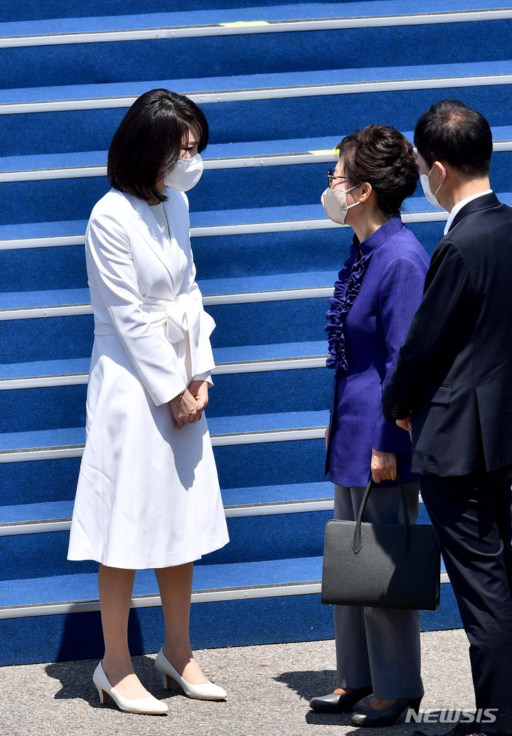 [서울=뉴시스] 김선웅 기자 = 김건희 여사가 10일 서울 여의도 국회에서 열린 취임식에서 박근혜 전 대통령과 대화하고 있다. (공동취재사진) 2022.05.10. photo@newsis.com