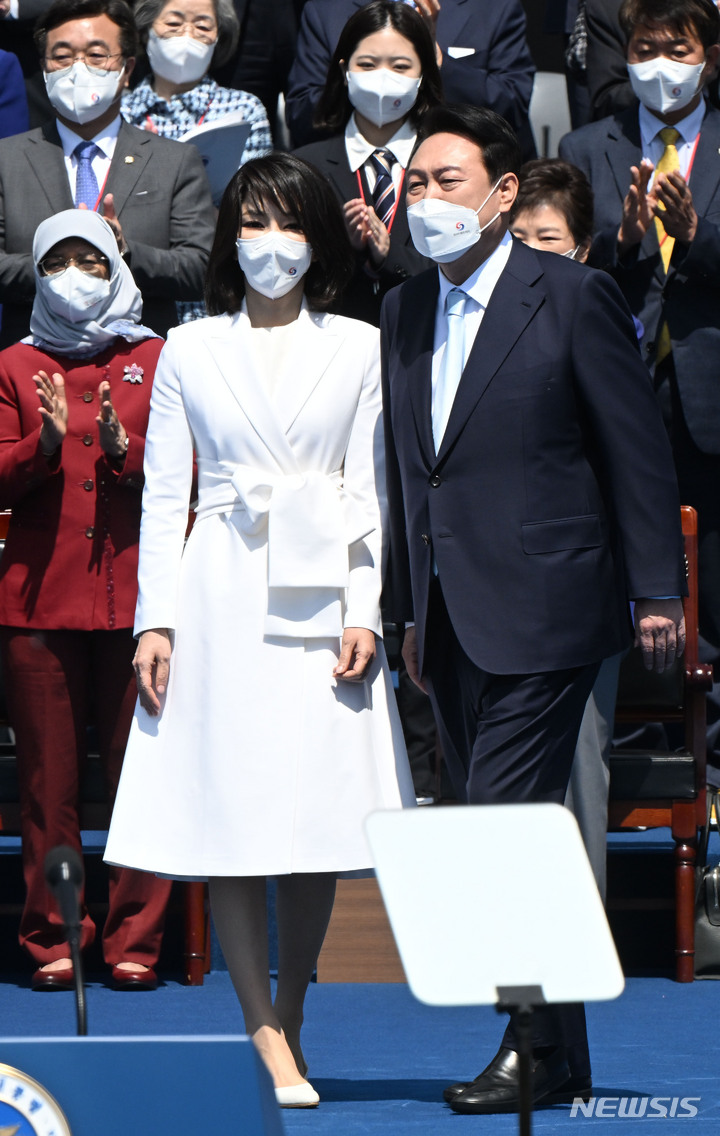 [서울=뉴시스] 고범준 기자 = 윤석열 제20대 대통령과 김건희 여사가 10일 오전 서울 여의도 국회에서 열린 취임식에서 인사할 준비를 하고 있다. (공동취재사진) 2022.05.10. photo@newsis.com