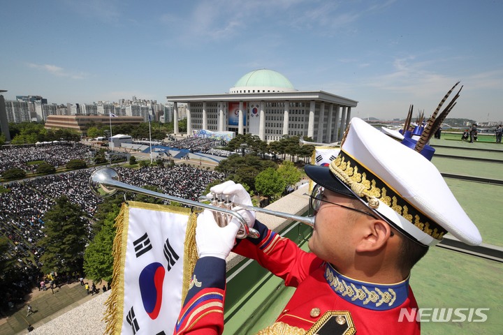 [서울=뉴시스] 고범준 기자 = 10일 오전 서울 여의도 국회에서 제20대 대통령 취임식이 열리고 있다. (공동취재사진) 2022.05.10. photo@newsis.com