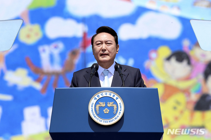 [서울=뉴시스] 전진환 기자 = 윤석열 대통령이 10일 서울 여의도 국회의사당 앞 잔디마당에서 열린 제20대 대통령 취임식에서 취임사를 하고 있다. (공동취재사진) 2022.05.10.&nbsp; photo@newsis.com