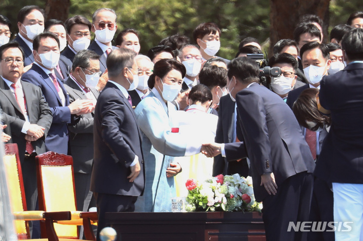 [서울=뉴시스] 김선웅 기자 = 윤석열 대통령과 문재인 전 대통령, 김정숙 여사가 10일 오전 서울 여의도 국회 본관 앞에서 열린 제20대 대통령 취임식에서 인사를 하고 있다. (공동취재사진) 2022.05.10. photo@newsis.com