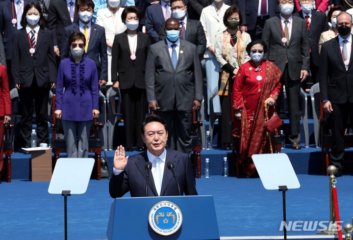 [서울=뉴시스] 전진환 기자 = 윤석열 대통령이 10일 서울 여의도 국회의사당 앞 잔디마당에서 열린 제20대 대통령 취임식에서 취임 선서를 하고 있다. (공동취재사진) 2022.05.10. photo@newsis.com
