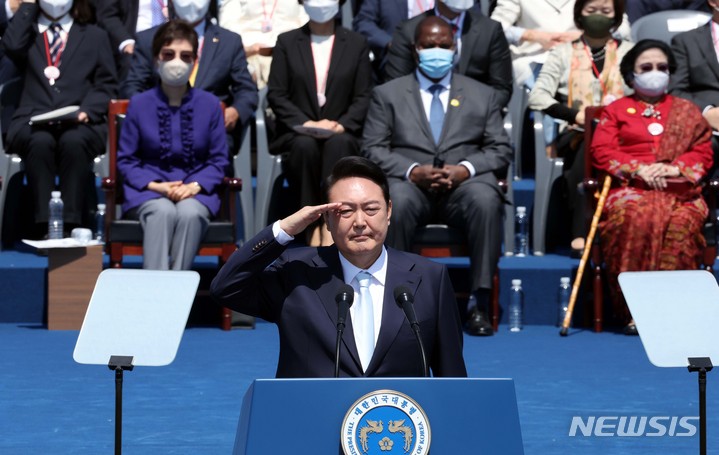 [서울=뉴시스] 김선웅 기자 = 지난 10일 윤석열 대통령이 서울 여의도 국회에서 열린 20대 대통령 취임식에서 거수경례 하고 있다. (공동취재사진) 2022.05.10. photo@newsis.com