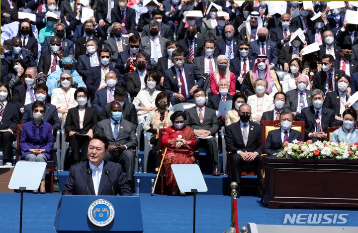 [서울=뉴시스] 전진환 기자 = 윤석열 대통령이 10일 서울 여의도 국회의사당 앞 잔디마당에서 열린 제20대 대통령 취임식에서 취임사를 하고 있다. (공동취재사진) 2022.05.10. photo@newsis.com