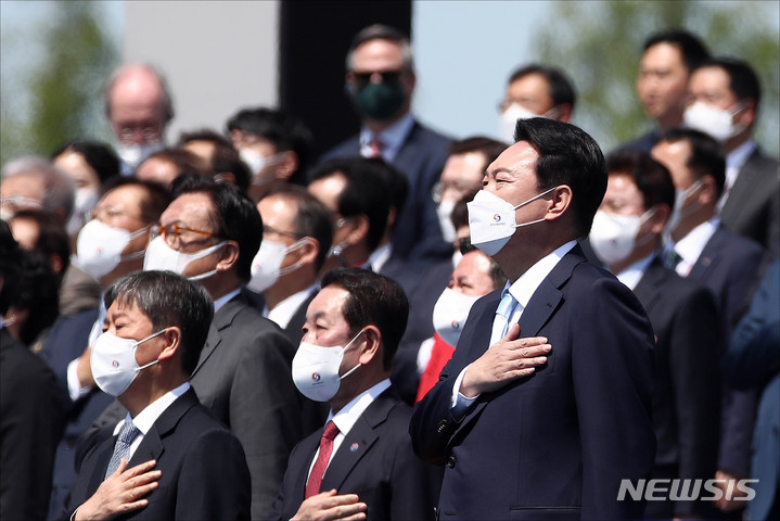 [서울=뉴시스] 고범준 기자 = 윤석열 대통령이 지난 10일 오전 서울 여의도 국회에서 열린 제20대 대통령 취임식에서 국민의례를 하고 있다. (공동취재사진) 2022.05.10. photo@newsis.com