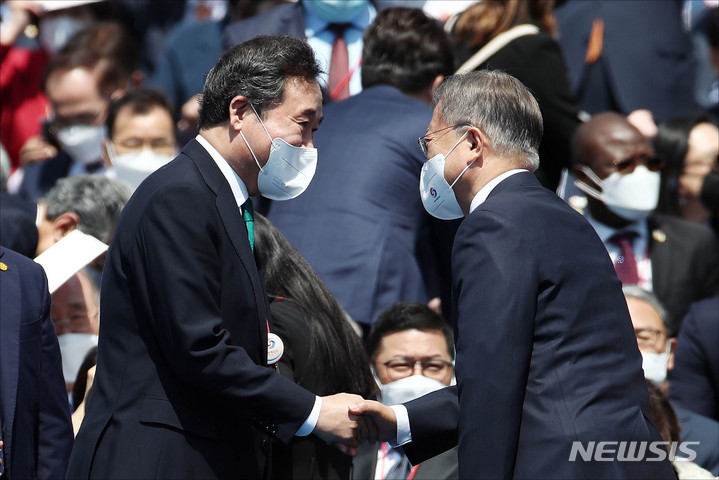 [서울=뉴시스] 고범준 기자 = 10일 오전 서울 여의도 국회에서 열린 제20대 대통령 취임식에서 문재인 전 대통령과 이낙연 전 대표가 인사를 나누고 있다. (공동취재사진) 2022.05.10. photo@newsis.com