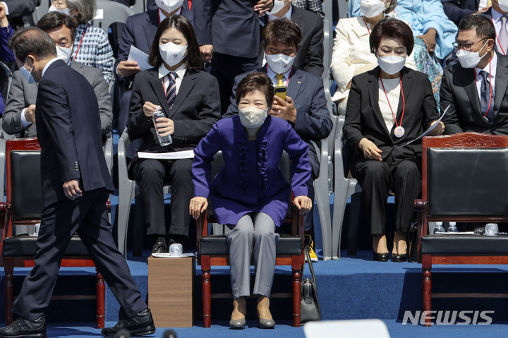 [서울=뉴시스] 전진환 기자 = 박근혜 전 대통령이 10일 서울 여의도 국회에 마련된 대통령 취임식장에 입장해 착석하고 있다. (공동취재사진) 2022.05.10.  photo@newsis.com