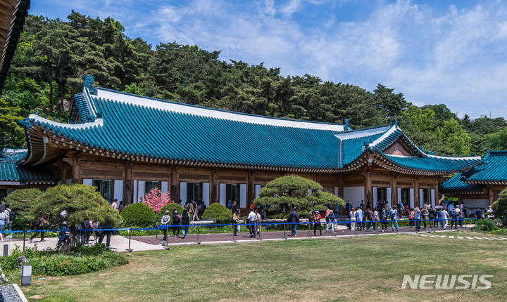 [서울=뉴시스] 인수위사진기자단 = 제20대 윤석열 대통령의 취임식일인 10일 오전 서울 종로구 청와대 개방 행사에 참가한 시민들이 청와대 관저를 둘러보고 있다. 2022.05.10. photo@newsis.com