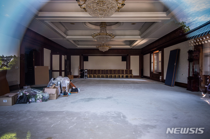[서울=뉴시스] 인수위사진기자단 = 제20대 윤석열 대통령의 취임식일인 10일 개방된 서울 종로구 청와대 관저 내부. 2022.05.10. photo@newsis.com
