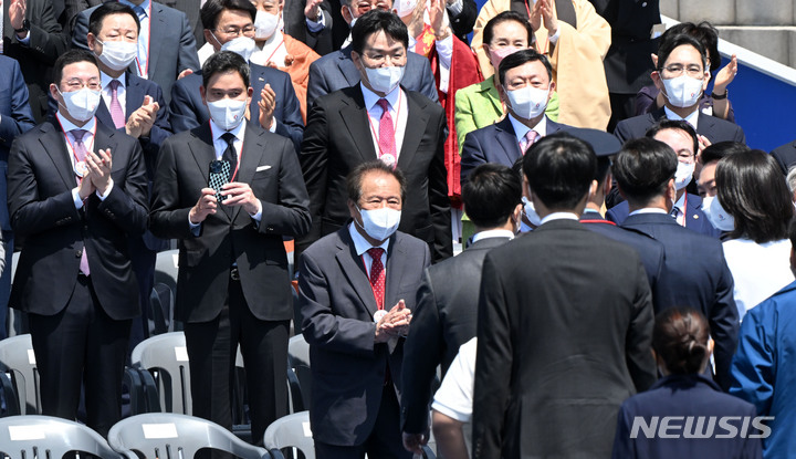 [서울=뉴시스] 전진환 기자 = 정용진 신세계 그룹 부회장이 10일 오전 서울 여의도 국회에서 열린 윤석열 제20대 대통령의 취임식에 참석해 휴대전화를 들고 있다. (공동취재사진) 2022.05.10. photo@newsis.com