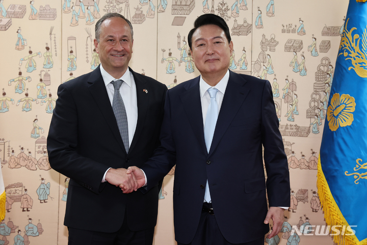 [서울=뉴시스] 전신 기자 = 윤석열 대통령이 10일 서울 용산 대통령실에서 미국 축하 사절인 '세컨드 젠틀맨' 더글러스 엠호프 변호사를 접견하며 기념촬영을 하고 있다. 2022.05.10. photo1006@newsis.com
