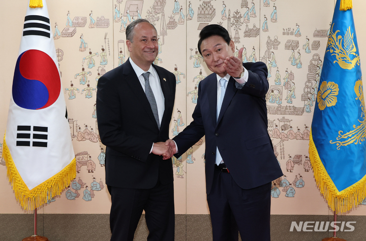 [서울=뉴시스] 전신 기자 = 윤석열 대통령이 10일 서울 용산 대통령실에서 미국 축하 사절인 '세컨드 젠틀맨' 더글러스 엠호프 변호사를 접견하고 있다. 2022.05.10. photo1006@newsis.com