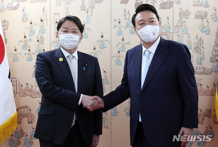 [서울=뉴시스] 홍효식 기자 = 윤석열 대통령이 10일 오후 용산 대통령실 집무실 앞에서 일본의 하야시 요시마사 외무상과 기념촬영을 하고 있다. 2022.05.10. yesphoto@newsis.com