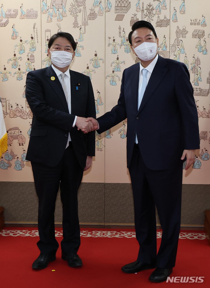 [서울=뉴시스] 홍효식 기자 = 윤석열 대통령이 10일 오후 용산 대통령실 집무실 앞에서 일본의 하야시 요시마사 외무상과 기념촬영을 하고 있다. 2022.05.10. yesphoto@newsis.com