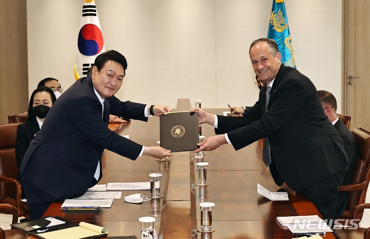 [서울=뉴시스] 전신 기자 = 윤석열 대통령이 10일 서울 용산 대통령실에서 미국 축하 사절인 '세컨드 젠틀맨' 더글러스 엠호프 변호사를 접견, 조 바이든 미국 대통령의 친서를 전달받고 있다. 2022.05.10.  photo1006@newsis.com