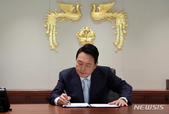 [서울=뉴시스] 전신 기자 = 윤석열 대통령이 10일 새로 마련된 서울 용산 대통령 집무실에서 업무를 보고 있다. 2022.05.10. photo1006@newsis.com