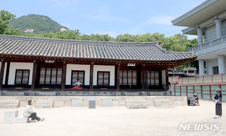 [서울=뉴시스] 인수위사진기자단 = 10일 오후 서울 종로구 청와대 인근 왕의 어머니들을 기리는 칠궁에서 봄 햇살, 꽃바람 공연이 열리고 있다. 2022.05.10. photo@newsis.com