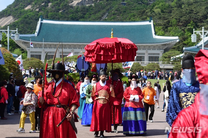 [서울=뉴시스] 인수위사진기자단 = 윤석열 정부 출범에 맞춰 청와대 국민 개방 기념행사가 열린 10일 서울 종로구 청와대에서 왕가의 산책 행사가 열리고 있다. 개방행사는 오는 22일까지 열리며 온라인 신청자 중 당첨자만 오전 7시부터 오후 7시까지 6차례에 걸쳐 6500명씩 매일 3만9000명이 관람할 수 있다. 2022.05.10. photo@newsis.com