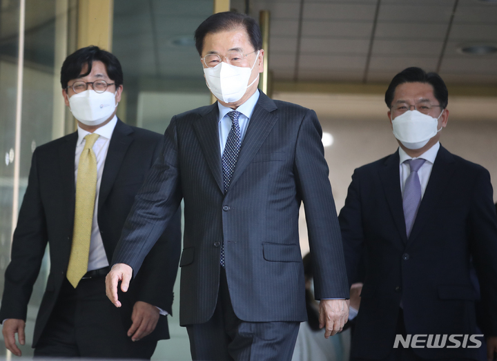 [서울=뉴시스] 김명원 기자 = 정의용 외교부 장관이 10일 서울 종로구 외교부에서 이임식을 마친후 나서고 있다. 2022.05.10. kmx1105@newsis.com