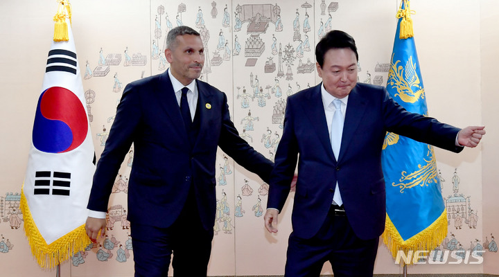 [서울=뉴시스] 홍효식 기자 = 윤석열 대통령이 10일 오후 서울 용산구 용산 청사 접견실 앞에서 아랍에미리트(UAE) 측 경축사절단 칼둔 알 무바라크 아부다비 행정청장과 기념촬영을 하고 있다. 2022.05.10. yesphoto@newsis.com