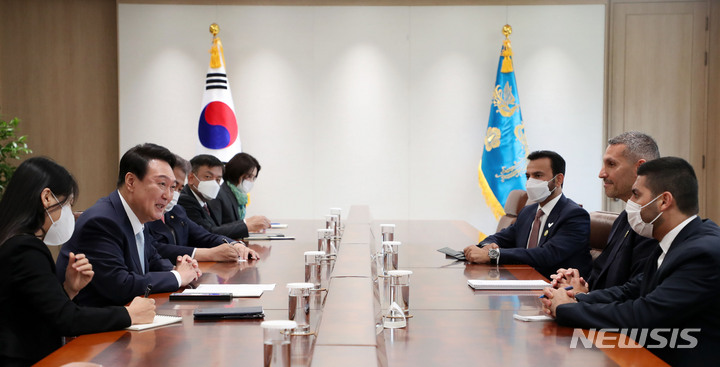 [서울=뉴시스] 홍효식 기자 = 윤석열 대통령이 10일 오후 서울 용산구 용산 청사 접견실에서 아랍에미리트(UAE) 측 경축사절단 칼둔 알 무바라크 아부다비 행정청장과 접견하고 있다. 2022.05.10. yesphoto@newsis.com